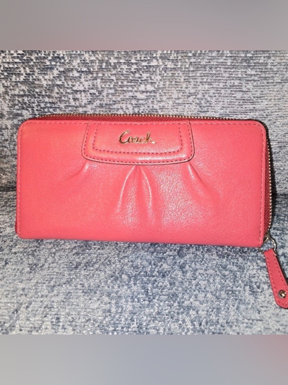 Coach 🧡 Coral  Leather Wallet, Mint Condition!